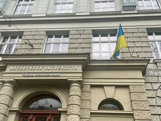 Ukrajinská vlajka na budově Fakulty sociálních studií Masarykovy univerzity.