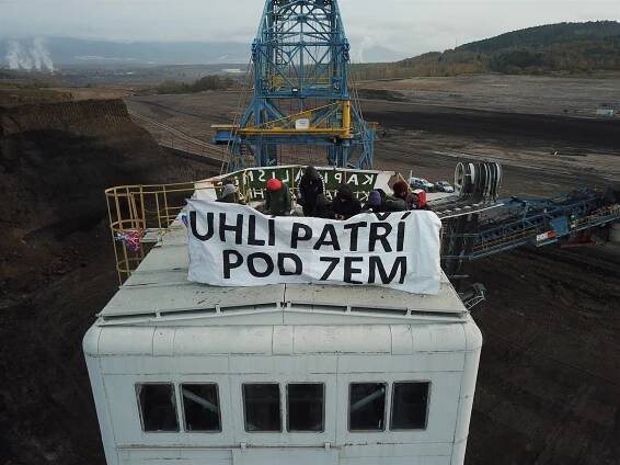 Aktivisté po více než dvou dnech opustili rypadlo v uhelném lomu u Mostu