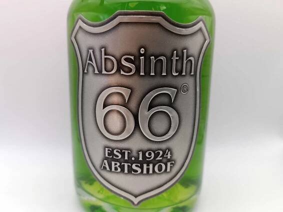 Absinth getestet: Nahaufnahme des Labels einer Flasche des getesteten Absinth.