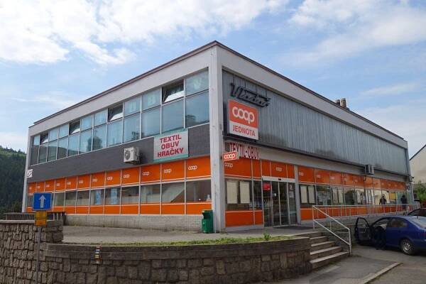 Řetězec Coop chce zákazníky udržet na vesnici. Spustil e-shop a chystá výdejní boxy