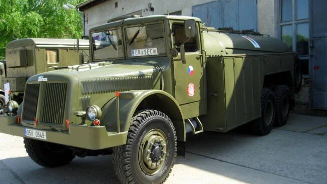 Hitler s ní chtěl dobývat Rusko, ale Rusové s ní dobyli Sibiř. Tatra 111 byla mistrovským dílem kopřivnických techniků
