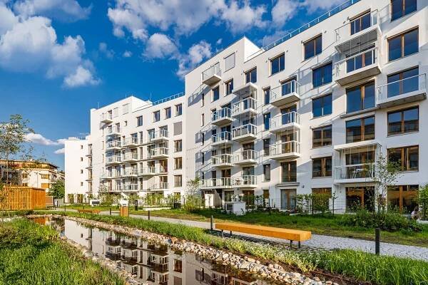 V Praze se ujímá nový typ nájemního bydlení. Už nyní je tam 2326 nájemních bytů v institucionálně spravovaných novostavbách. Do roku 2030 jich má být v metropoli více než 10 tisíc