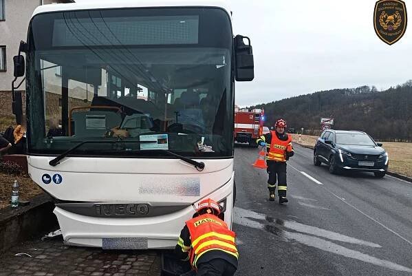 Při nehodě autobusu na okraji obce Biskupice bylo několik zraněných
