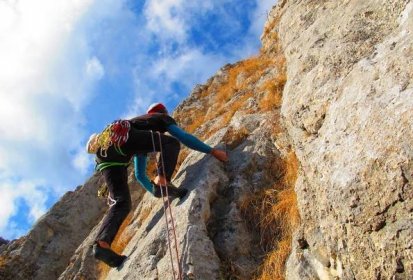 Bouldering vs. Rock Climbing: What’s the Difference? (2024)