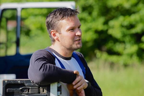Bio-Imker Christian Meier bei der Arbeit in der Bienensaison