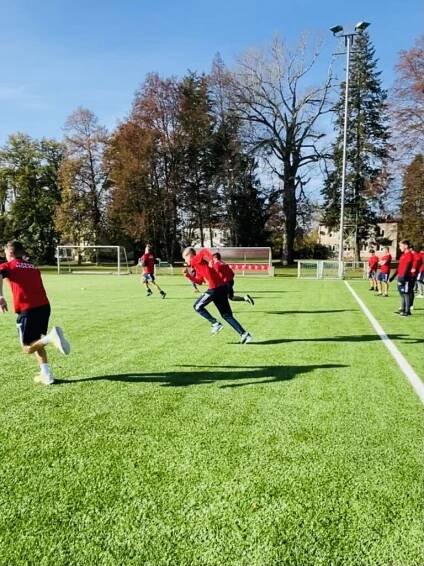 U18: Kluci dřeli v Nymburce, holky letí do Španělska. – Pozemní Hokej