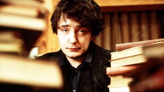 Dylan Moran hrál v seriálu Black Books antikváře, který hluboce opovrhuje světem i lidmi.