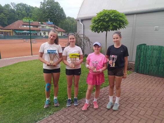 Finalistky čtyřhry dívek Kateřina Blažková, Aneta Košková, Veronika Adamcová a Leona Goláňová