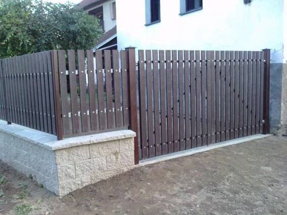 Plot z plastových recyklovaných plotovek ve Vlašimi – Protoria s.r.o.