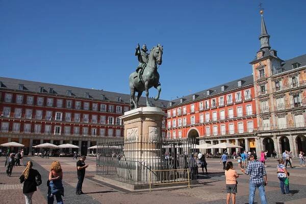 Soubor:Madrid, Plaza Mayor, 2016, (02).jpg – Wikipedie
