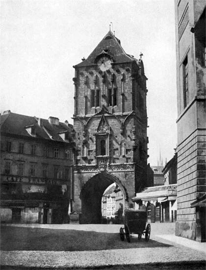 Prašná brána před přestavbou (zdroj: Andreas Groll, časopis Umění, roč. XII, 1939)