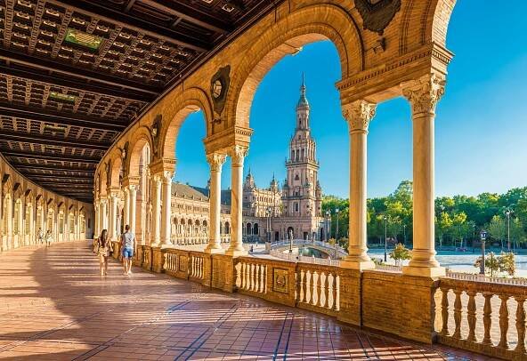 Seville, ES-28. červenec 2017: Plaza de Espana je architektonický soubor nacházející se v parku Maria Luisa v Seville ve Španělsku. Byla postavena jako hlavní budova ibero-americké výstavy 1929. — Stock obrázek