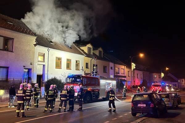 VIDEO: Plameny pohltily na Boží hod patro domu v centru Třebíče. Podívejte se