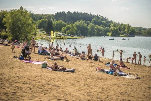 PŘEHLED: Přírodní koupání si můžete užít i v Praze. Kam vyrazit za osvěžením?