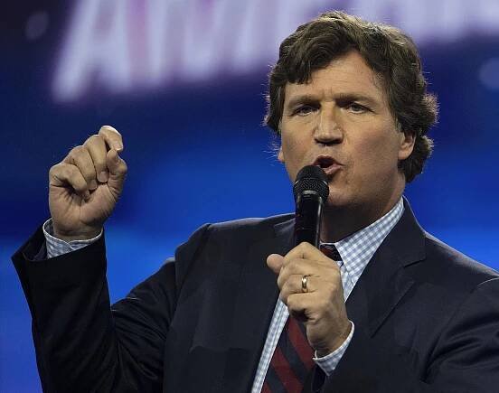 Americký moderátor Carlson je v Moskvě. Jdu udělat rozhovor s Putinem, ohlásil