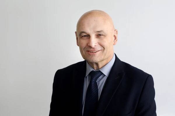 Politici musí vystoupit z bludného kruhu a euro propagovat, říká bývalý vládní zmocněnec Dědek