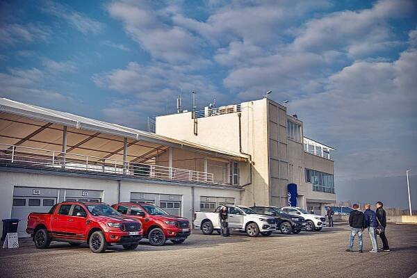 Za volantem Rangerů – Ford se s třetí generací pick-upů loučí speciálními edicemi. Líbí se vám víc sportovní MS-RT nebo lesní Wolftrak