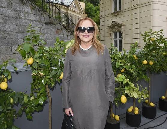 Dagmar Havlová ve Varech: loni trochu kontroverzní „pytel“, letos je královnou strohé elegance. Takhle jí to slušelo!