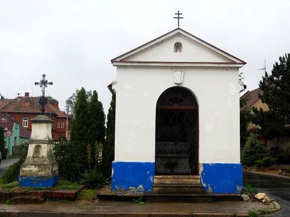 Kaple P. Marie a kříž, za ním v pozadí škola