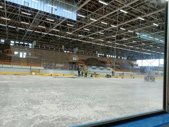 Venku tropy, na zimních stadionech Vysočiny ale už chystají led, podívejte se