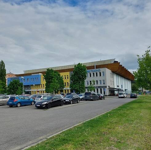 Období výstavby nového stadionu překlene město mobilní ledovou plochou vedle sportovní haly | Uherské Hradiště