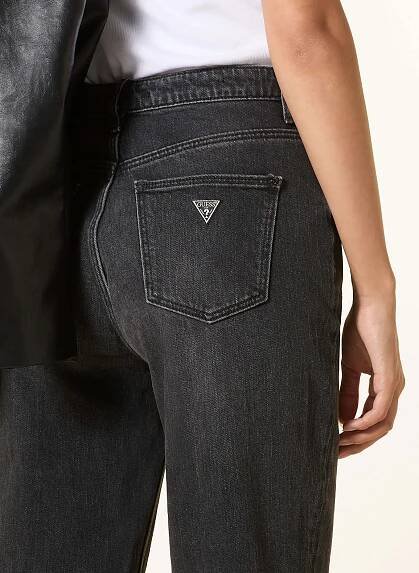 GUESS Mom džíny: AUBK AUTHENTIC BLACK