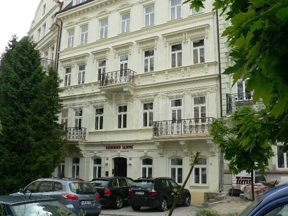 KNECHTL & PARTNERS - Prodej hotelu v centru lázní v Karlových Varech, ulice Sadová.