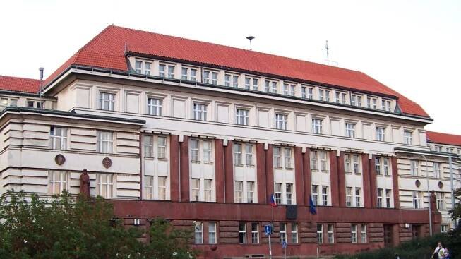 Matce, která vyhodila syna z okna, snížil soud trest na 16 let. Zaplatí však 1,6 milionu