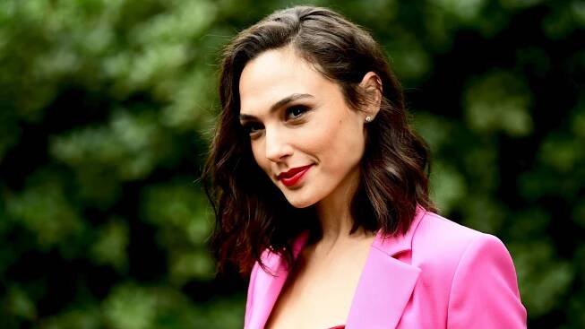 Gal Gadot Reveals Why Wonder Woman Doesn’t Wear Red Lipstick in ‘1984’ — Interview