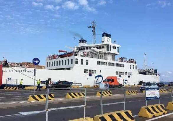 Trajekt Sardinie mezi Palau a La Maddalena