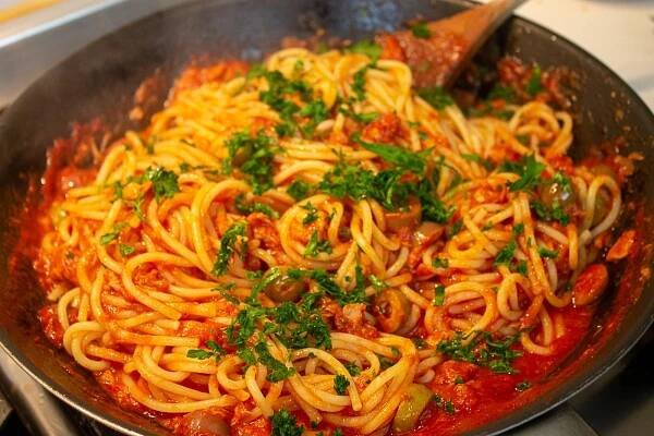 Spaghetti alla puttanesca con tonno - Vedi Che ti Mangi