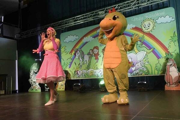 S Míšou Růžičkovou tančily v Kolíně děti na pódiu. Přidal se i dinosaurus