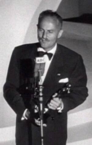 File:Darryl F Zanuck and Oscar in Gentleman's Agreement trailer.jpg - Wikimedia Commons