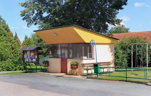 Soubor:Suchá Lhota, bus stop.jpg – Wikipedie