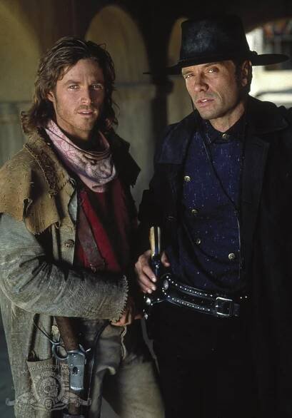 Michael Biehn and Eric Close in Sedm statecných (1998)