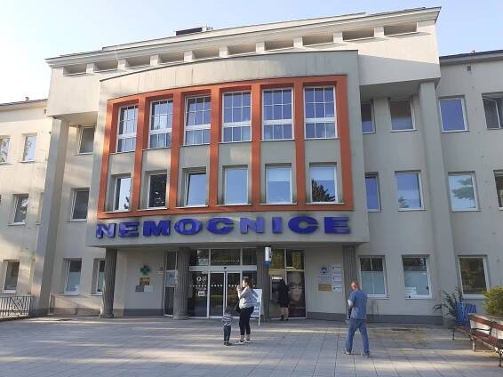 Zaparkovaná auta vadí. V Boskovicích přibudou zákazy stání, třeba u nemocnice