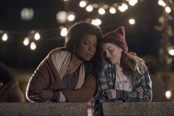 The Village - Pilot - Z filmu - Lorraine Toussaint, Grace Van Dien