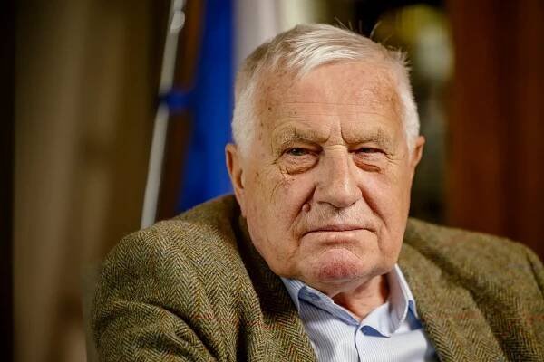 V Obecné škole měl hrát i Václav Klaus. Svěrák mu nabídl roli úředníka a jedinou vtipnou větu