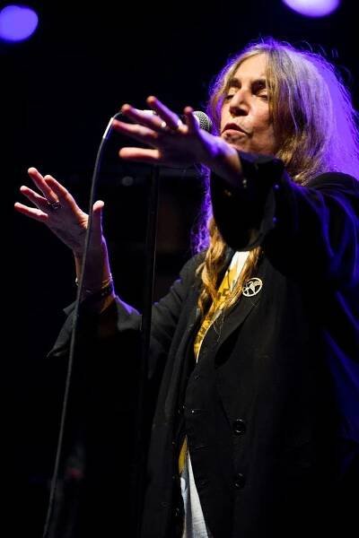 Punková básnířka Patti Smith se na turné k 50. výročí alba Horses vrátí do Prahy