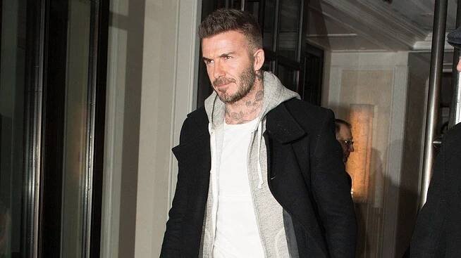 Když nemůže David Beckham k holiči, poradí si sám. Nikdo to takhle neumí nosit líp, vzkázal kadeřník jeho ženy - Super.cz