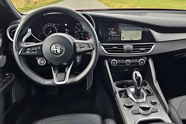 Test Alfa Romeo Giulia Veloce 2,0 Turbo Q4 (2023) - auto-mania.cz