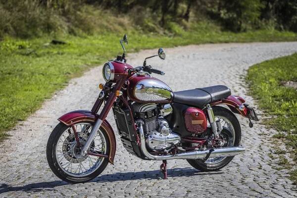 Test Jawa 300: Jak jezdí indická kývačka na české okresce?