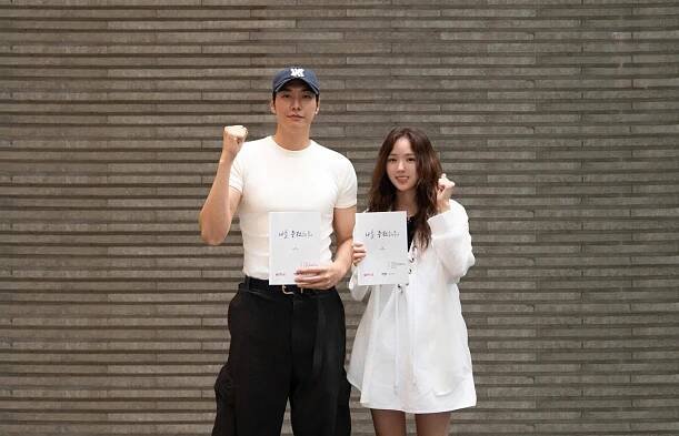 Kim Young-kwang and Chae Soo-bin still photo.