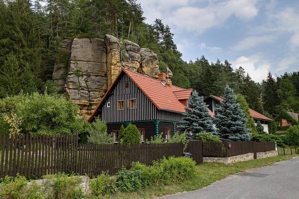 Labské pískovce - tradiční roubená chalupa v Jetřichovicích