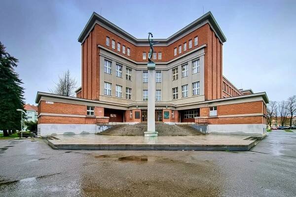 Hradcem Králové s architektem Gočárem - Táborské soukromé gymnázium a Základní škola