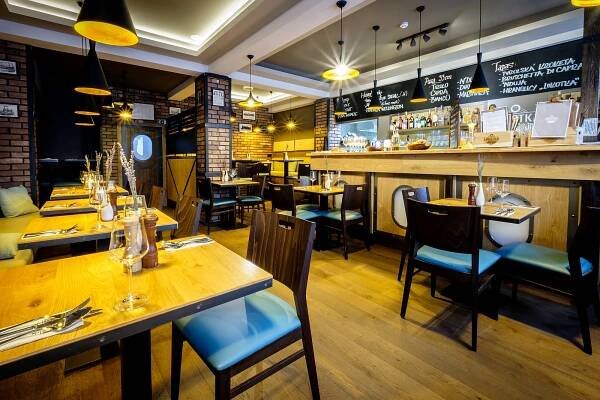 Hotel s restaurací - Fotograf Jakub Cejpek