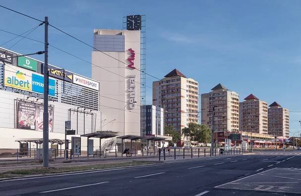 File:Most, straatzicht Budovatelů bij winkelcentrum Central IMG 7865 2018-08-12 17.53.jpg
