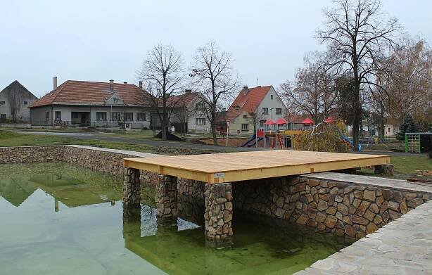 FOTO: Prohlédněte si Chotěšov s krásně opravenou požární nádrží