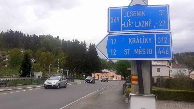 Do Jeseníků objížďkou. Tah přes Hanušovice zavírá oprava, na měsíce