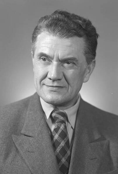 Stanislav Neumann se sice narodil v umělecké rodině, jeho maminka si ale přála, aby se stal bankovním úředníkem.
